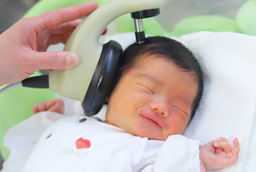 聴覚検査は生まれてすぐが大切です。当院では大切な赤ちゃんの言葉を守るために、当院でお生まれになった赤ちゃん全員に、入院中に聴覚検査をおこなっています。赤ちゃんは1歳を過ぎたころから喋り始めますが、それまでには様々な音を聞いています。もし赤ちゃんに難聴があった場合はその時期の発育に妨げがあります。
よって、生まれてすぐに検査をすることが重要です。この検査は数分で、赤ちゃんに負担をかけることなく、小さな音を聞かせて聴力を調べます。検査方法は自動ABR（聴性誘発反応）といい、聴覚神経全般にわたって調べます。