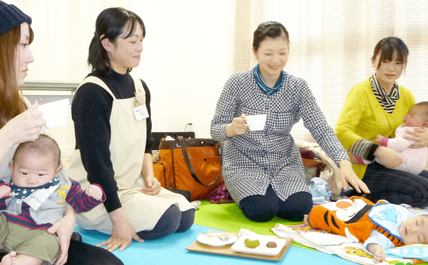 ハート♡サロン親子でちょっとほっこりしませんか？ おいしい紅茶と手作りのおやつをいただきながらお母さん同士、情報交換をしたり、経験豊富なスタッフに育児相談をしたり、みんなで楽しい時間を過ごしましょう。 栄養士による離乳食の進め方のお話しや栄養相談もあります。 清水産婦人科では、楽しい子育てを応援しています。