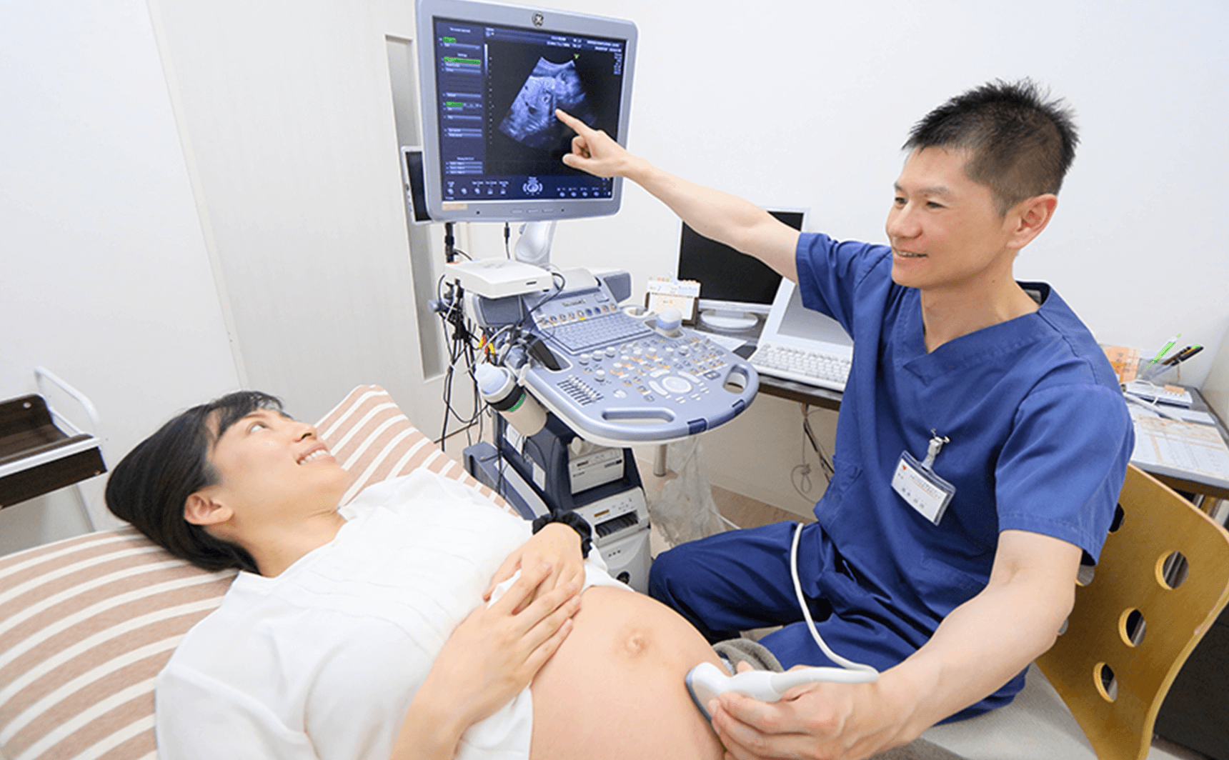 エコー室・内診室 診妊娠初期は膣から、妊娠12週以降からはお腹の上から超音波検査を行い、赤ちゃんの発育状態等をみます。妊娠24週頃には胎児超音波スクリーニング検査を行います。