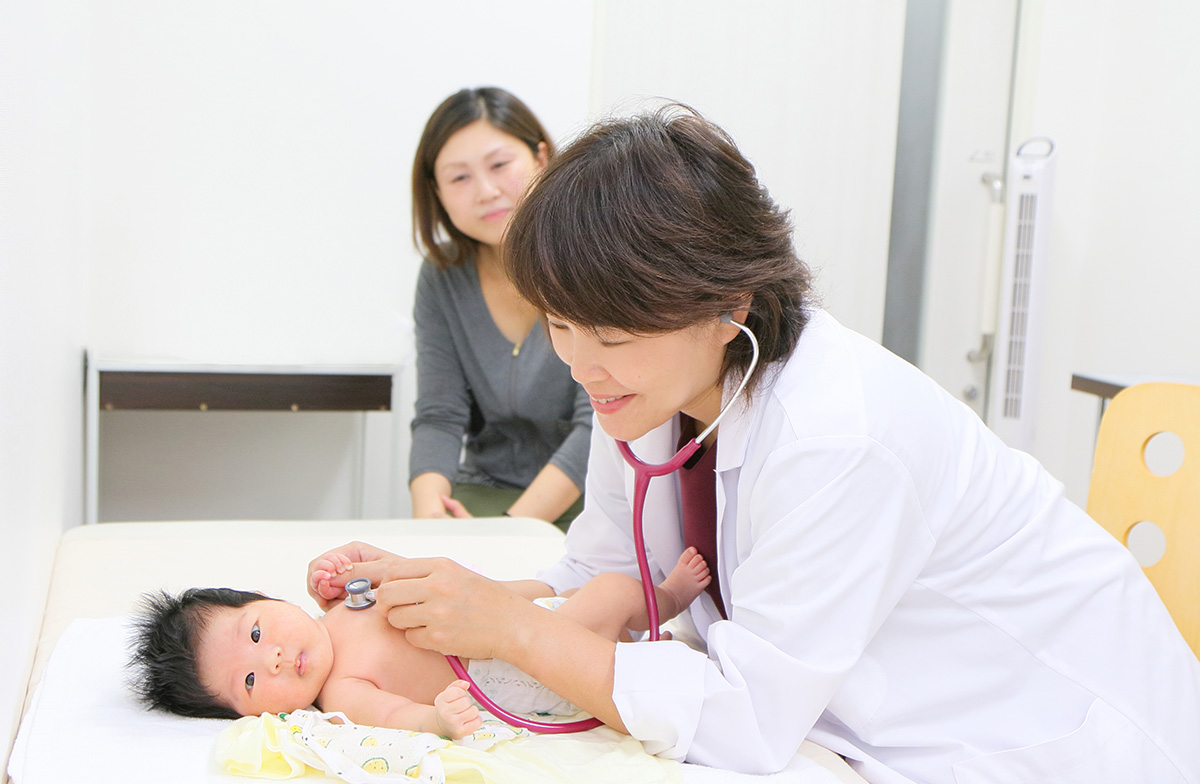 済生会滋賀県病院小児科専門医が担当します。
赤ちゃんの身長・体重などを測定して発育状態を確認し、発達の状態を観察します。医師とお母さん赤ちゃんとのマンツーマンで、皮膚トラブルの有無、心雑音の有無などを診察した後、赤ちゃんの発達・身体面での質問を、お母さんが直接医師へしていただけます。