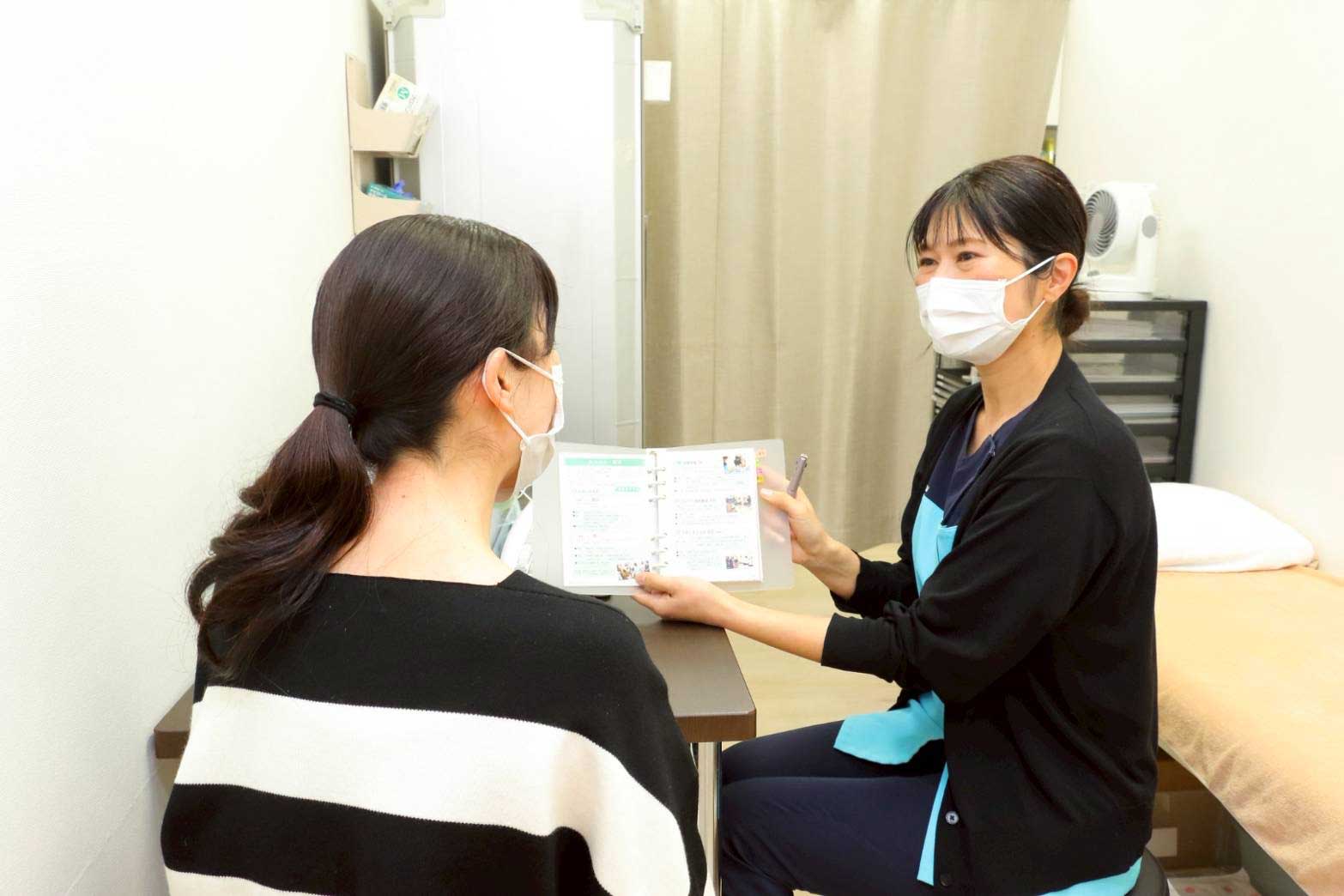 処置室へ 採血や保健指導などを行います。分からないことや心配なことなどお気軽に何でも看護スタッフにご相談ください。