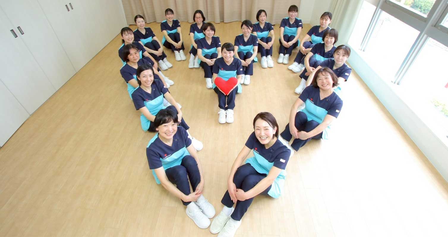 「お母さんと赤ちゃんにとってよりよいことは何か?」開院以来、常に患者さん目線で考え、清水産婦人科のケアを創り上げてまいりました。妊娠・出産は人生のわずかな期間に過ぎません。しかしながら、この期間をどう過ごすか、どんな経験をするか、それによってその後の人生が大きく変わるかもしれません。新しい命の誕生の瞬間がよろこび溢れる瞬間になるよう、全力でサポートいたします。産婦さん、赤ちゃん、ご家族の皆さんの笑顔を見ることが私たちにとって何よりの喜びです。そして産後の入院期間は身体の回復だけでなく、退院後の育児が不安なくおこなえるよう、スタッフが丁寧に寄り添いサポートをします。「赤ちゃんとの時間が楽しい!」そう思える育児をスタートしていただく事が私たちの願いです。さあ、私たちと一緒に、大切な赤ちゃんを迎えましょう。